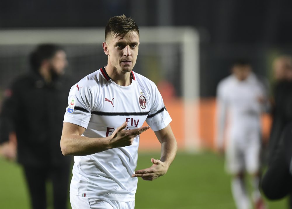 AC Milan's Polish forward Krzysztof Piatek reacts as he leaves the pitch during the Italian Serie A football match Atalanta vs AC Milan on February 16, 2019 at the Atleti Azzurri d'Italia stadium in Bergamo. (Photo by Miguel MEDINA / AFP) (Photo credit should read MIGUEL MEDINA/AFP/Getty Images)