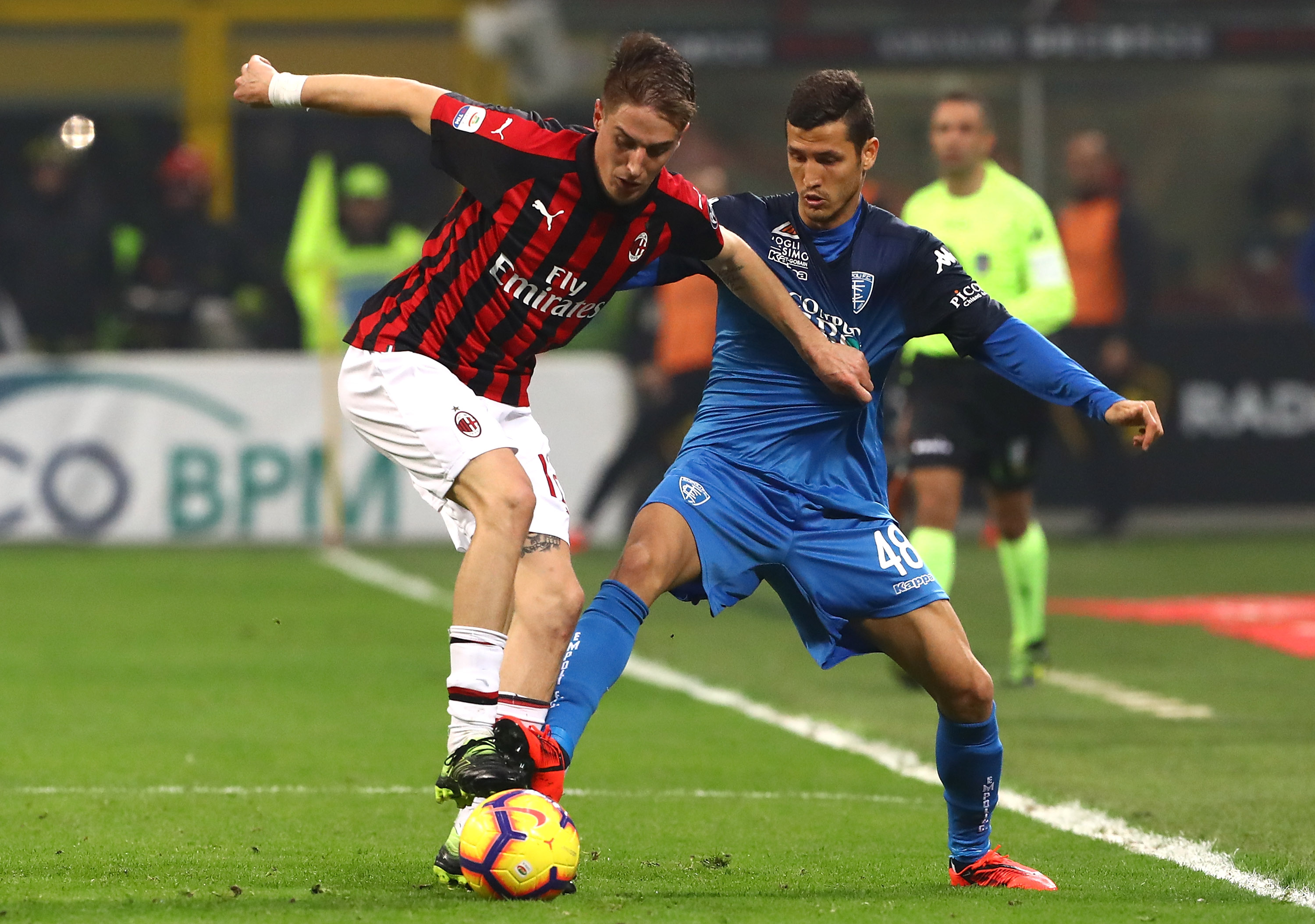 MILAN, ITALY - FEBRUARY 22: Salih Ucan (R) of Empoli competes for the ball with Andrea Conti (L) of AC Milan during the Serie A match between AC Milan and Empoli at Stadio Giuseppe Meazza on February 22, 2019 in Milan, Italy. (Photo by Marco Luzzani/Getty Images)