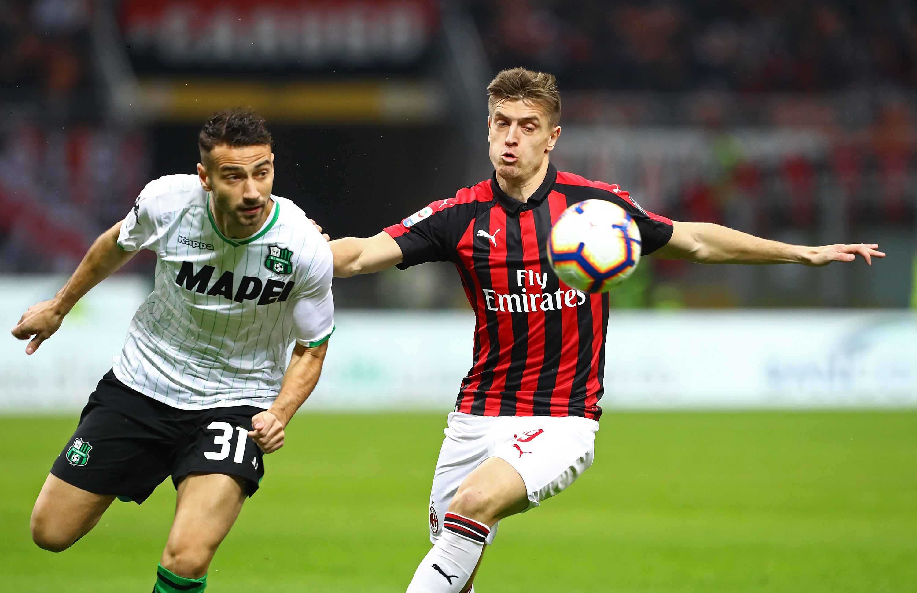 MILAN, ITALY - MARCH 02: Krzysztof Piatek (R) of AC Milan competes for the ball with Gian Marco Ferrari (L) of US Sassuolo during the Serie A match between AC Milan and US Sassuolo at Stadio Giuseppe Meazza on March 2, 2019 in Milan, Italy. (Photo by Marco Luzzani/Getty Images)
