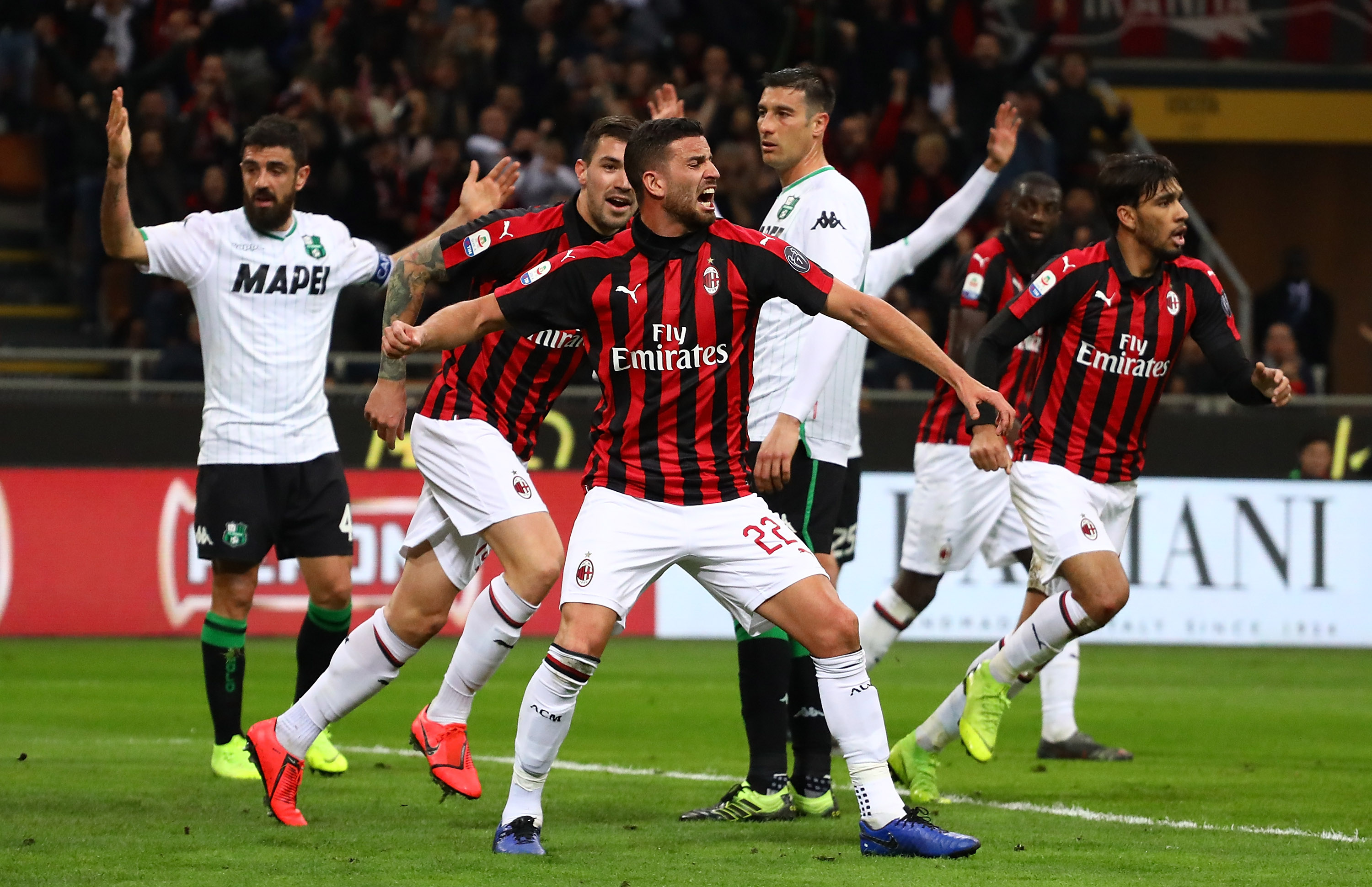 MILAN, ITALY - MARCH 02: Mateo Musacchio #22 of AC Milan celebrates after scoring the opening goal during the Serie A match between AC Milan and US Sassuolo at Stadio Giuseppe Meazza on March 2, 2019 in Milan, Italy. (Photo by Marco Luzzani/Getty Images)