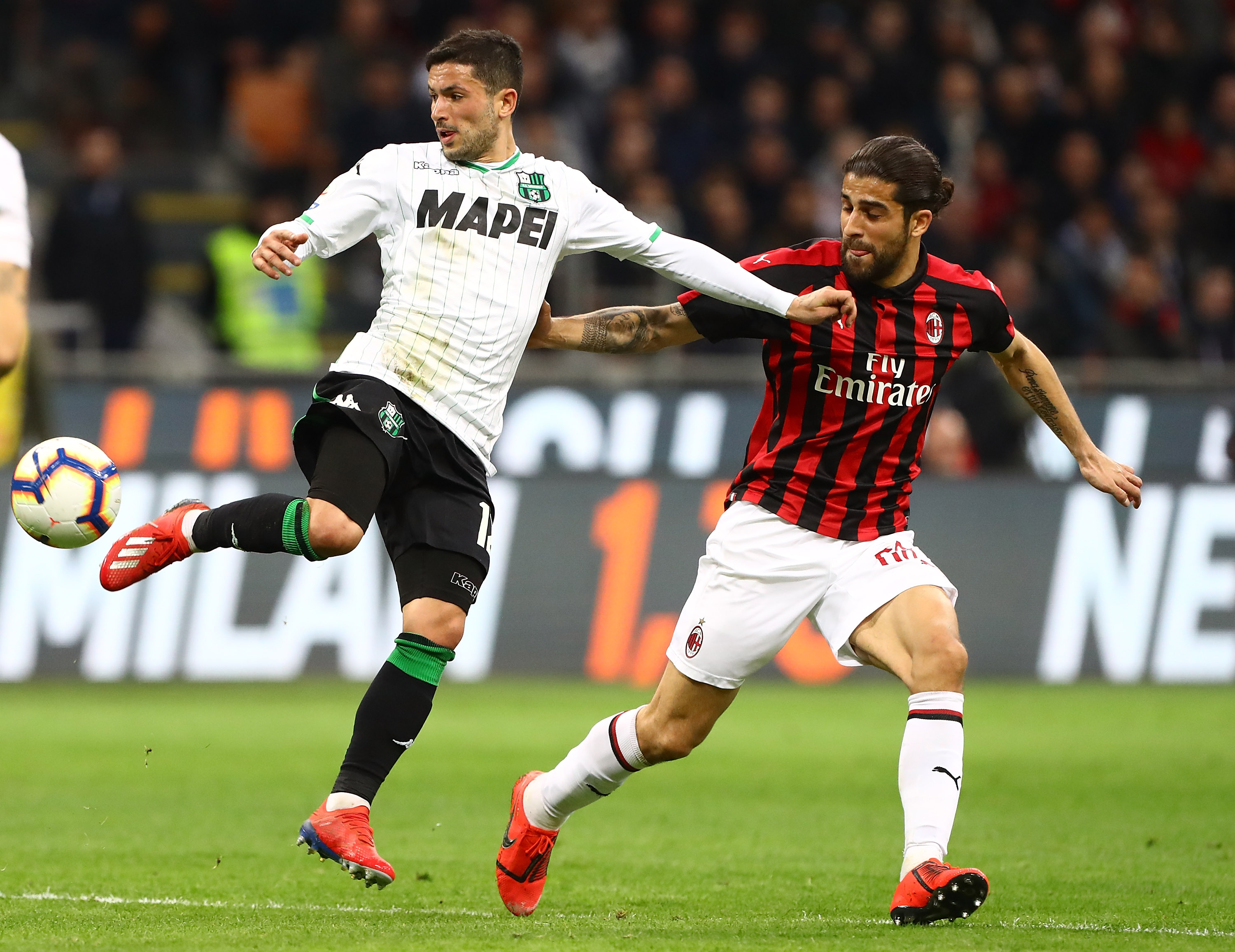 MILAN, ITALY - MARCH 02: Stefano Sensi of US Sassuolo is challenged by Ricardo Rodriguez of AC Milan during the Serie A match between AC Milan and US Sassuolo at Stadio Giuseppe Meazza on March 2, 2019 in Milan, Italy. (Photo by Marco Luzzani/Getty Images)
