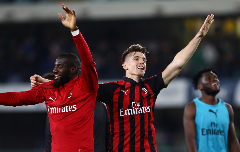 VERONA, ITALY - MARCH 09: Krzysztof Piatek (R) of AC Milan and Tiemoue Bakayoko (L) celebrate a victory at the end of the Serie A match between Chievo Verona and AC Milan at Stadio Marc'Antonio Bentegodi on March 9, 2019 in Verona, Italy. (Photo by Marco Luzzani/Getty Images)
