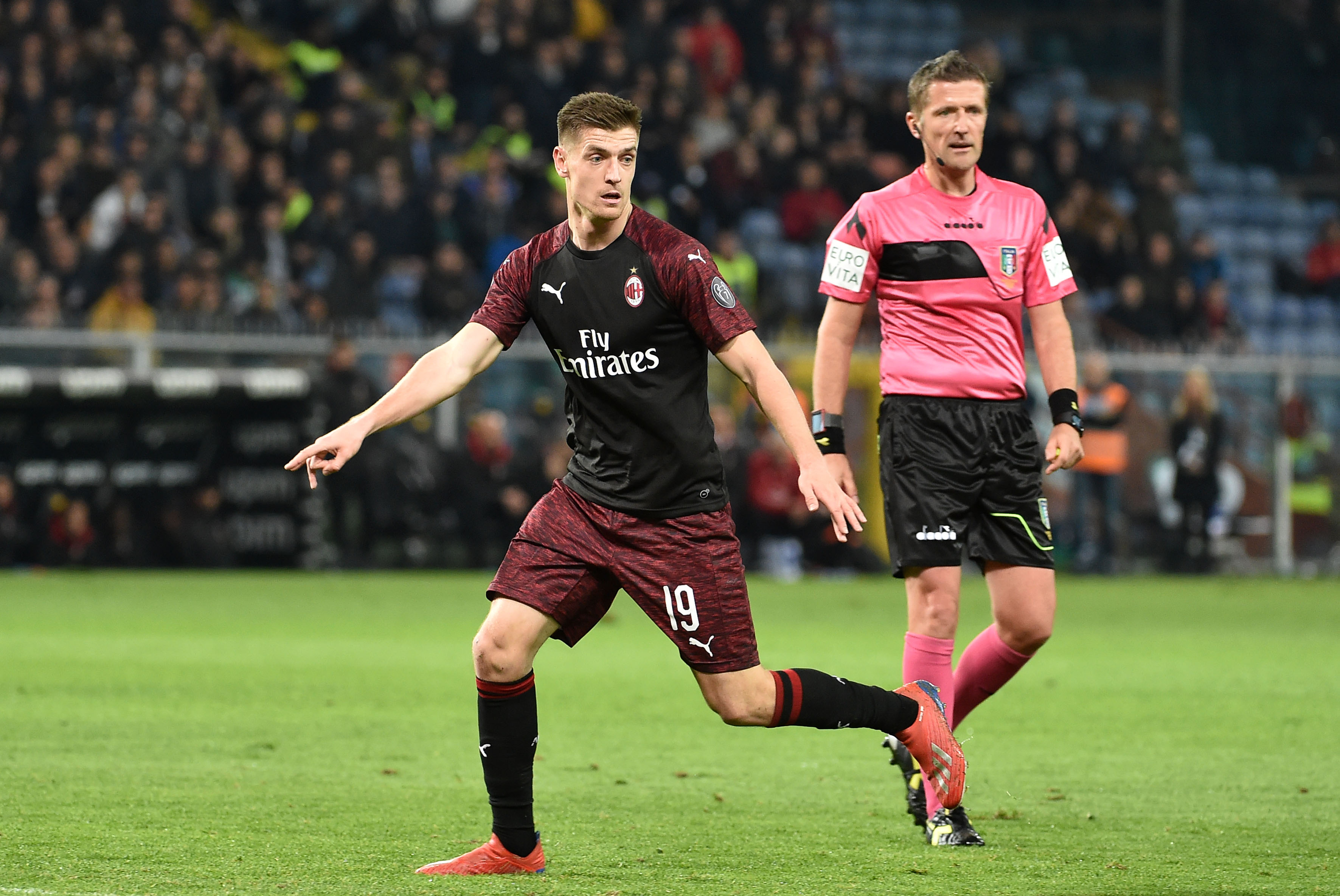 GENOA, ITALY - MARCH 30: Krzysztof Piatek of AC Milan and Referee Orsato during the Serie A match between UC Sampdoria and AC Milan at Stadio Luigi Ferraris on March 30, 2019 in Genoa, Italy. (Photo by Paolo Rattini/Getty Images)