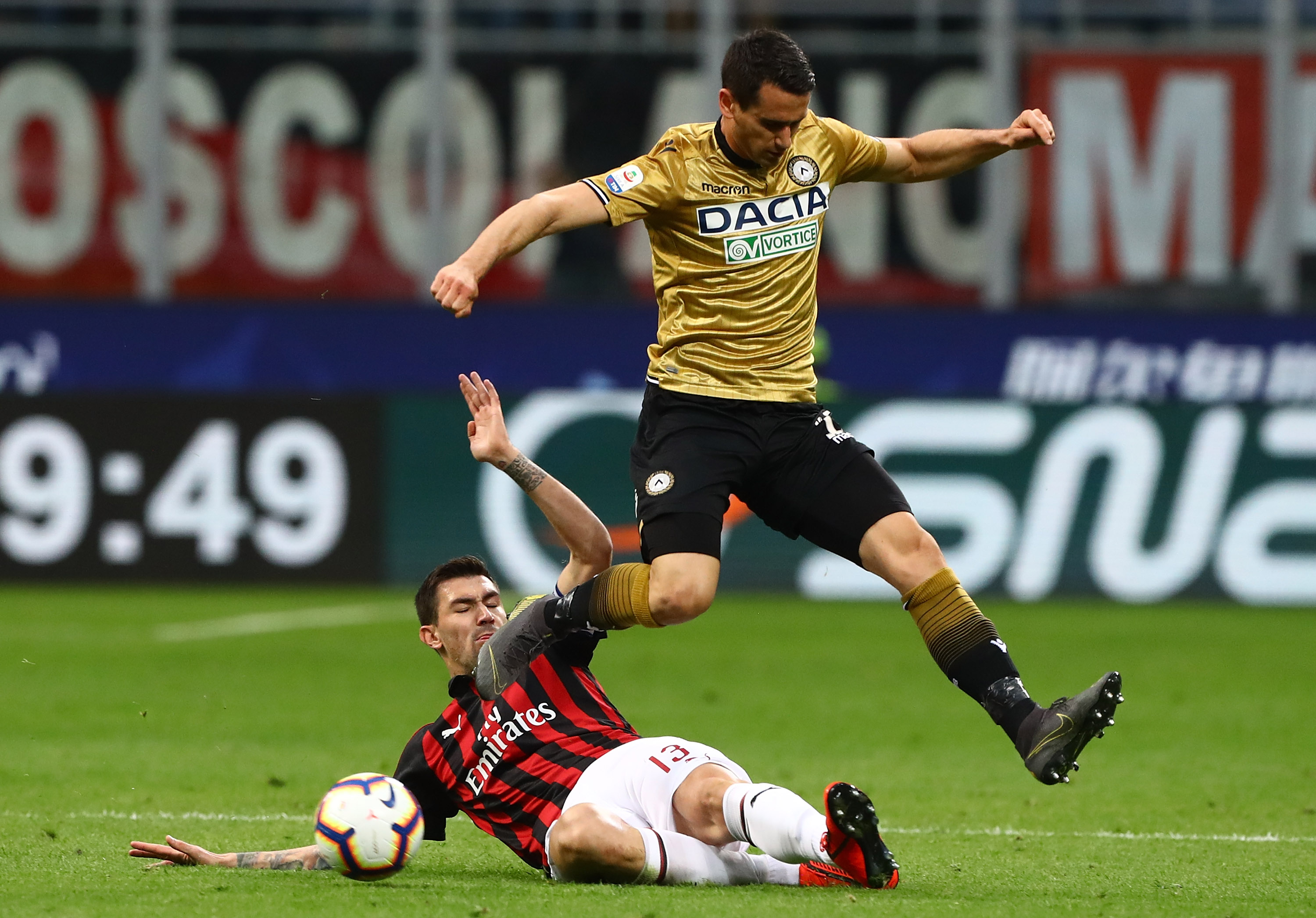 MILAN, ITALY - APRIL 02: Kevin Lasagna of Udinese competes for the ball with Alessio Romagnoli (down) of AC Milan during the Serie A match between AC Milan and Udinese at Stadio Giuseppe Meazza on April 2, 2019 in Milan, Italy. (Photo by Marco Luzzani/Getty Images)