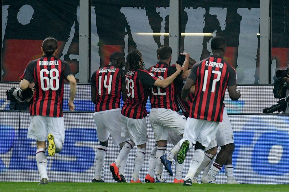 MILAN, ITALY - APRIL 13: Franck Kessie of AC Milan celebrate a opening goal a penalty with his team mates during the Serie A match between AC Milan and SS Lazio at Stadio Giuseppe Meazza on April 13, 2019 in Milan, Italy. (Photo by Marco Rosi/Getty Images)