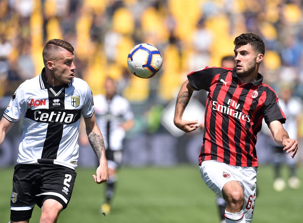 PARMA, ITALY - APRIL 20: Simone Iacoponi of Parma Calcio and Patrick Cutrone of AC Milan in action during the Serie A match between Parma Calcio and AC Milan at Stadio Ennio Tardini on April 20, 2019 in Parma, Italy. (Photo by Giuseppe Bellini/Getty Images)