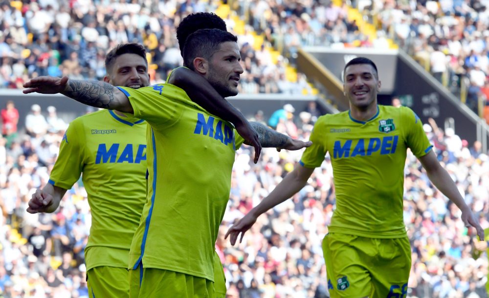 UDINE, ITALY - APRIL 20: Stefano Sensi of Sassuolo celebrates after scoring the opening goal with team mates during the Serie A match between Udinese and US Sassuolo at Stadio Friuli on April 20, 2019 in Udine, Italy. (Photo by Alessandro Sabattini/Getty Images)