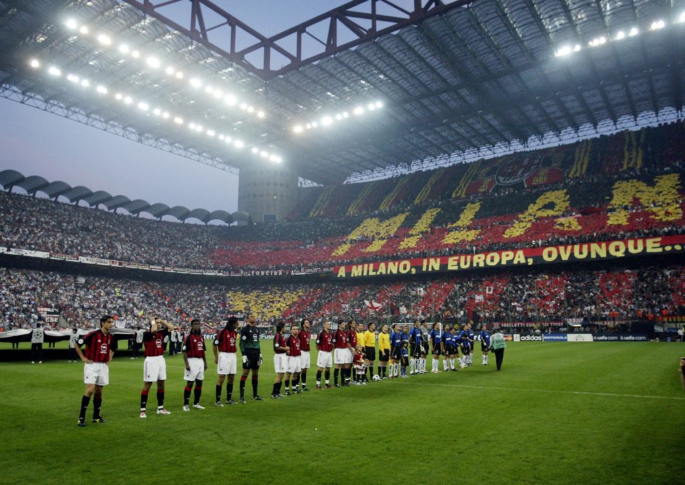 MILAN - MAY 7: AC Milan and Inter Milan players line-up in front of an amazing atmosphere before the UEFA Champions League Semi-Final First Leg match between AC Milan and Internazionale Milano held on May 7, 2003 at the Guiseppe Meazza San Siro, in Milan, Italy. The match ended in a 0-0 draw. (Photo by Michael Steele/Getty Images)
