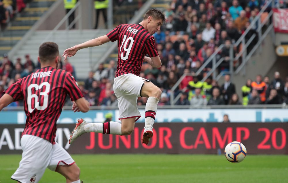 MILAN, ITALY - MAY 19: Krzysztof Piatek of AC Milan scores the opening goal during the Serie A match between AC Milan and Frosinone Calcio at Stadio Giuseppe Meazza on May 19, 2019 in Milan, Italy. (Photo by Emilio Andreoli/Getty Images)