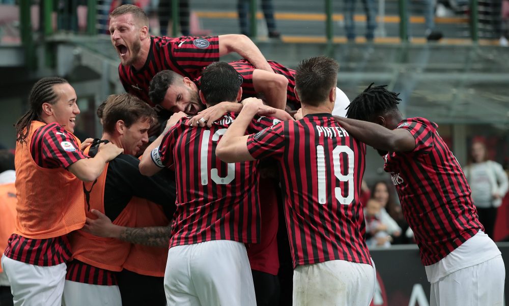MILAN, ITALY - MAY 19: Fernandez Suso of AC Milan celebrates his goal with his team-mates during the Serie A match between AC Milan and Frosinone Calcio at Stadio Giuseppe Meazza on May 19, 2019 in Milan, Italy. (Photo by Emilio Andreoli/Getty Images)