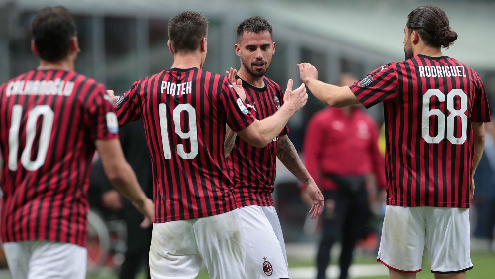 MILAN, ITALY - MAY 19: Fernandez Suso of AC Milan celebrates his goal with his team-mate Krzysztof Piatek during the Serie A match between AC Milan and Frosinone Calcio at Stadio Giuseppe Meazza on May 19, 2019 in Milan, Italy. (Photo by Emilio Andreoli/Getty Images)