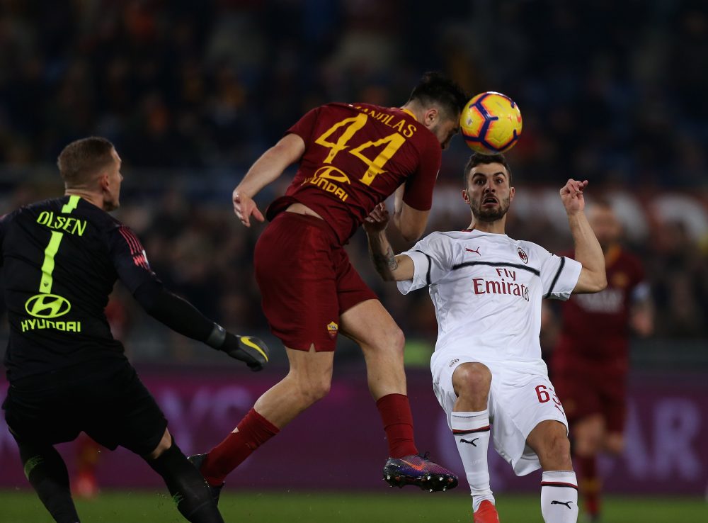 ROME, ITALY - FEBRUARY 03: Patrick Cutrone of AC Milan competes for the ball with Kostas Manolas of AS Roma during the Serie A match between AS Roma and AC Milan at Stadio Olimpico on February 3, 2019 in Rome, Italy. (Photo by Paolo Bruno/Getty Images)
