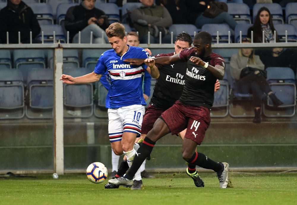GENOA, ITALY - MARCH 30: Dennis Praet of UC Sampdoria and Tiemoue Bakayoko of AC Milan during the Serie A match between UC Sampdoria and AC Milan at Stadio Luigi Ferraris on March 30, 2019 in Genoa, Italy. (Photo by Paolo Rattini/Getty Images)