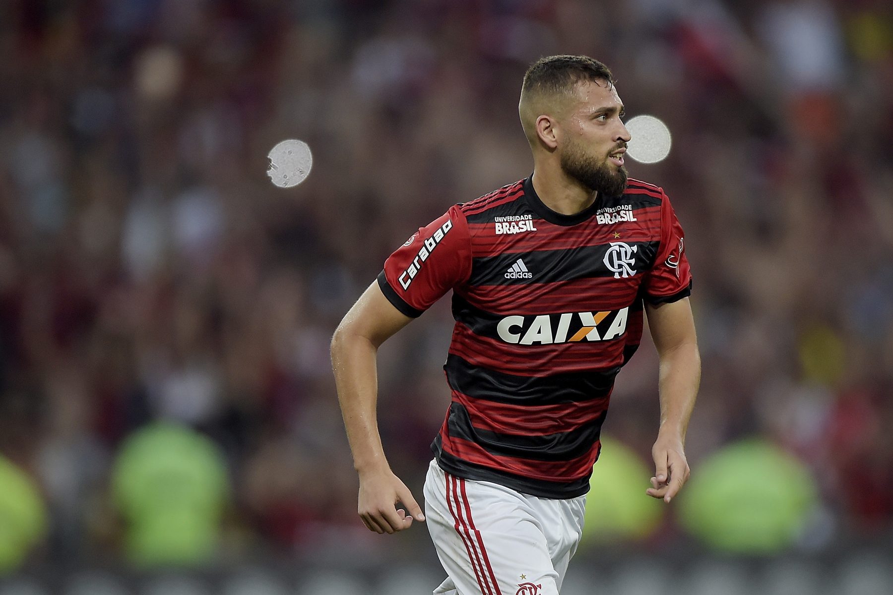 RIO DE JANEIRO, BRAZIL - OCTOBER 13: Léo Duarte of Flamengo celebrates a scored goal during the match between Flamengo and Fluminense as part of Brasileirao Series A 2018 at Maracana Stadium on October 13, 2018 in Rio de Janeiro, Brazil. (Photo by Alexandre Loureiro/Getty Images)