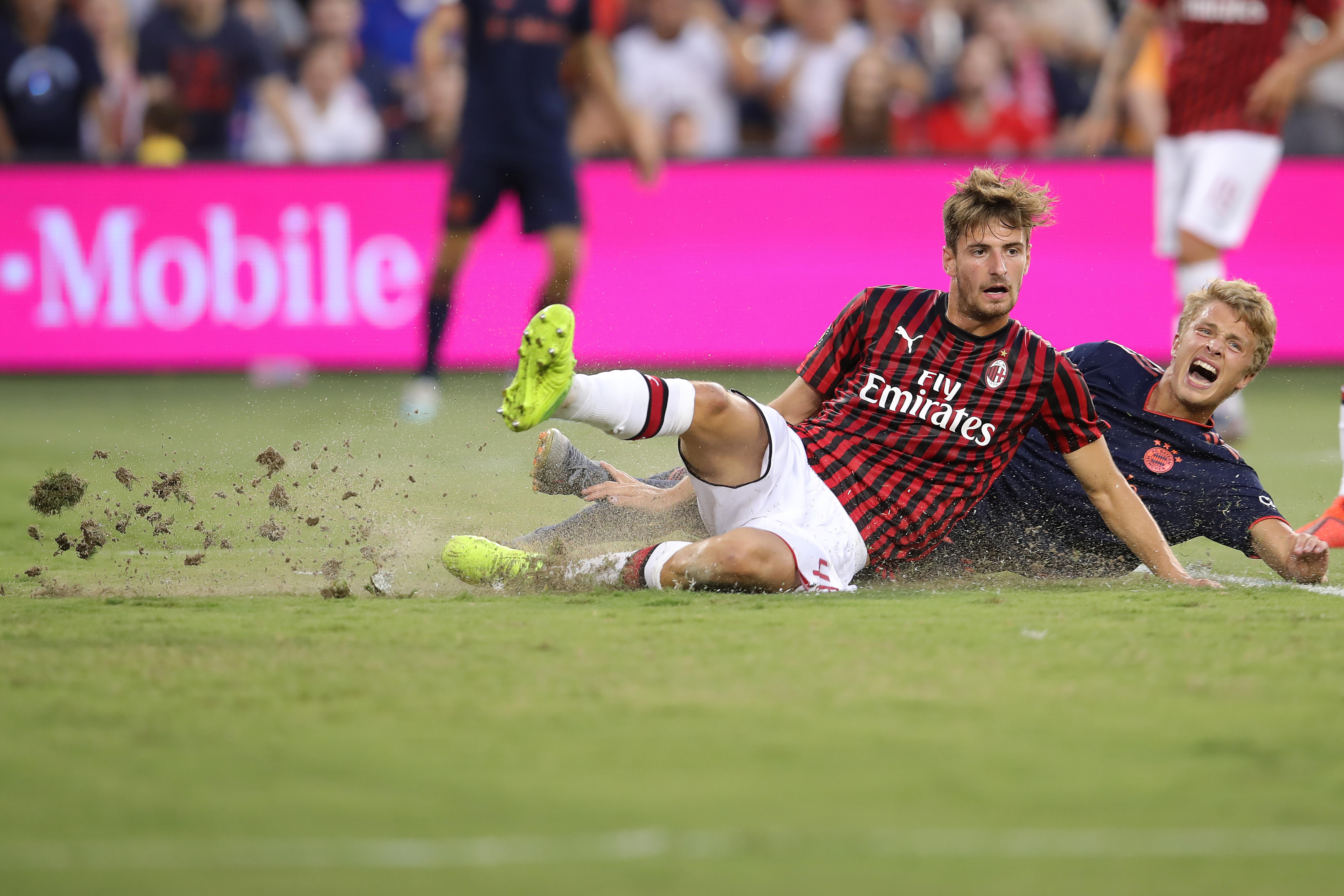 KANSAS CITY, MISSOURI - JULY 23: Fiete Arp of FC Bayern Muenchen battles for the ball with Matteo Gabbia of AC Milan during the 2019 International Champions Cup match between FC Bayern and AC Milan at Children`s Mercy Park Stadium on July 23, 2019 in Kansas City, Missouri. (Photo by Alexander Hassenstein/Bongarts/Getty Images)
