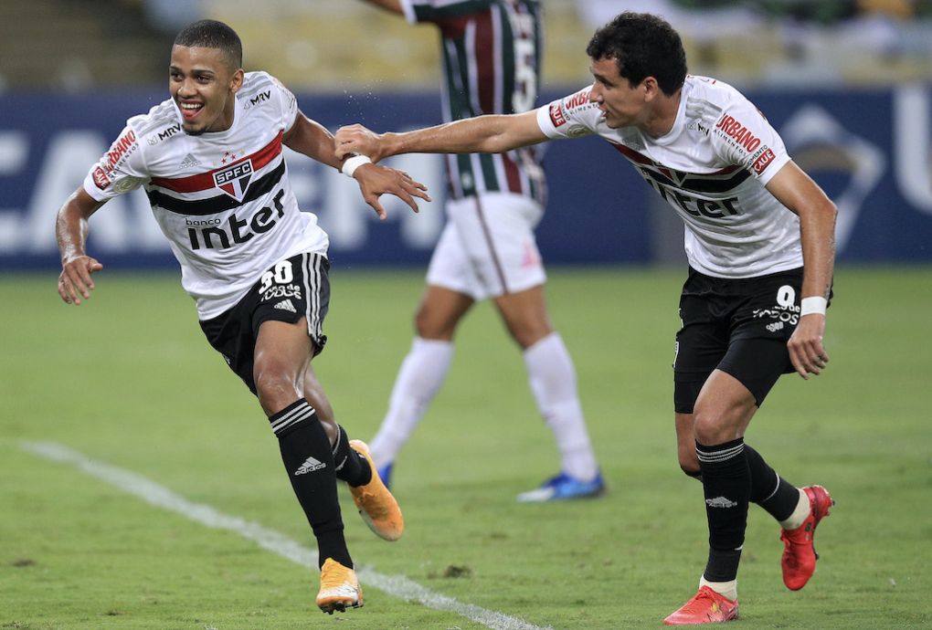 RIO DE JANEIRO, BRAZIL - DECEMBER 26: Brenner and Pablo of Sao Paulo celebrate a scored a goal during a match between Fluminense and Sao Paulo as part of 2020 Brasileirao Series A at Maracana Stadium on December 26, 2020 in Rio de Janeiro, Brazil. (Photo by Buda Mendes/Getty Images)