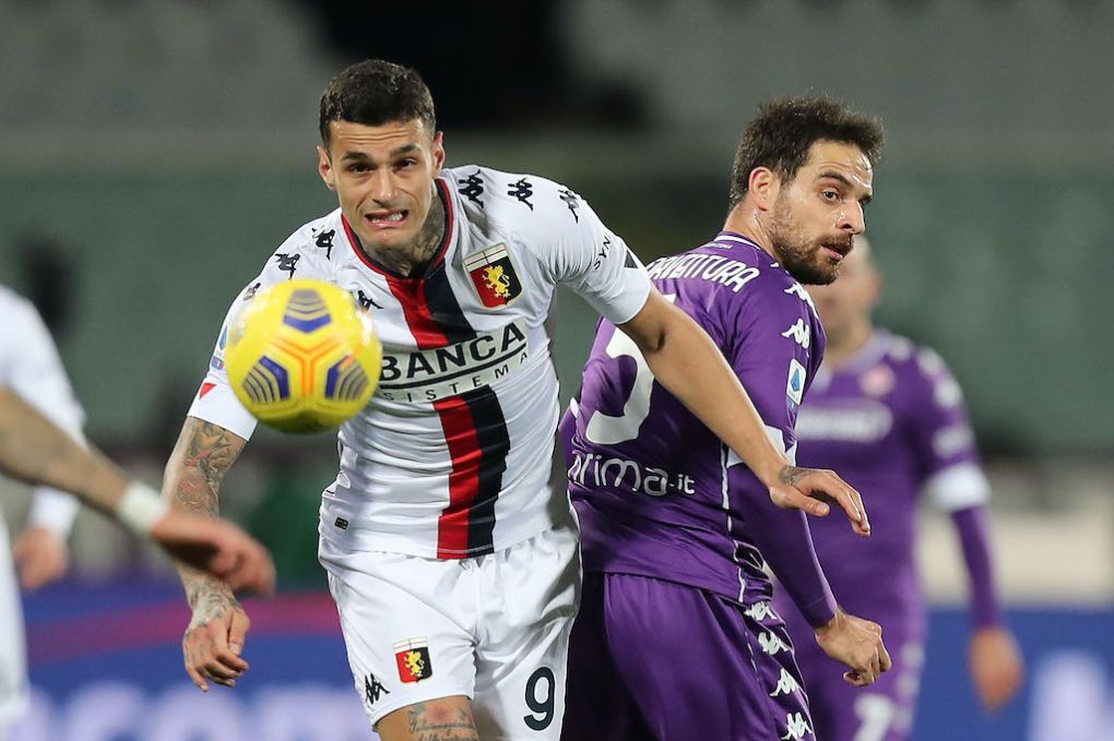 FLORENCE, ITALY - DECEMBER 07: Giacomo Bonaventura of ACF Fiorentina battles for the ball with Gianluca Scamacca of Genoa CFC during the Serie A match between ACF Fiorentina and Genoa CFC at Stadio Artemio Franchi on December 7, 2020 in Florence, Italy. (Photo by Gabriele Maltinti/Getty Images)