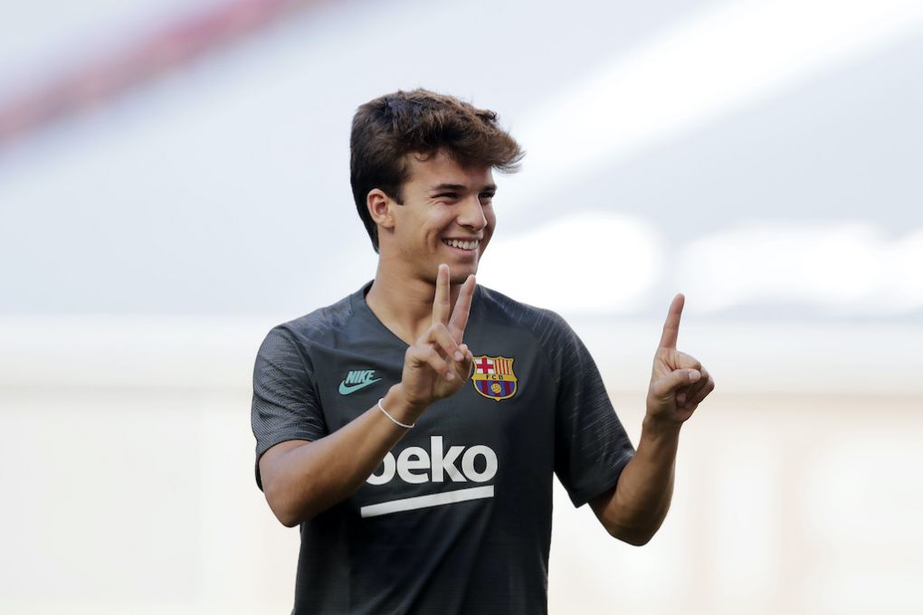 LISBON, PORTUGAL - AUGUST 13: Riqui Puig of FC Barcelona reacts as he arrives to the training session ahead of their UEFA Champions League quarter-final match against Bayern Munich at Estadio do Sport Lisboa e Benfica on August 13, 2020 in Lisbon, Portugal. (Photo by Manu Fernandez/Pool via Getty Images)