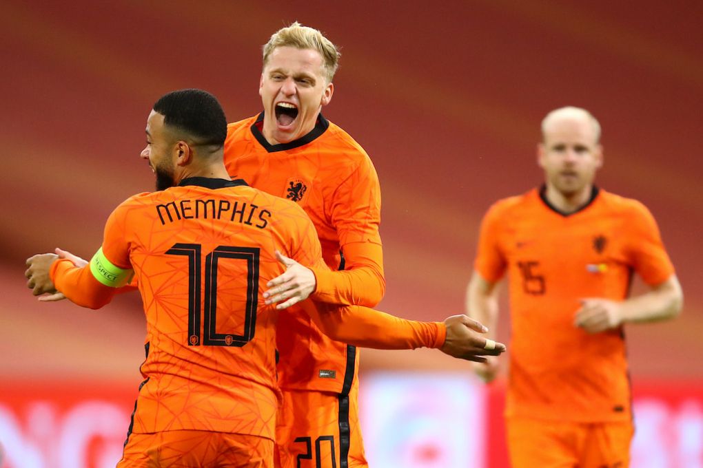 AMSTERDAM, NETHERLANDS - NOVEMBER 11: Donny van de Beek of Netherlands celebrates scoring his teams first goal of the game with team mate Memphis Depay during the international friendly match between Netherlands and Spain at Johan Cruijff Arena on November 11, 2020 in Amsterdam, Netherlands. Sporting stadiums around Netherlands remain under strict restrictions due to the Coronavirus Pandemic as Government social distancing laws prohibit fans inside venues resulting in games being played behind closed doors. (Photo by Dean Mouhtaropoulos/Getty Images)