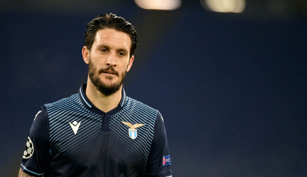 MILAN, MILANO - JANUARY 28: Luis Alberto of SS Lazio compete for the ball with Hakan Calhanoglu and Davide Calabria of AC Milan during the serie A match between AC Milan and SS Lazio at Stadio Giuseppe Meazza on January 28, 2018 in Milan, Italy. (Photo by Marco Rosi/Getty Images)