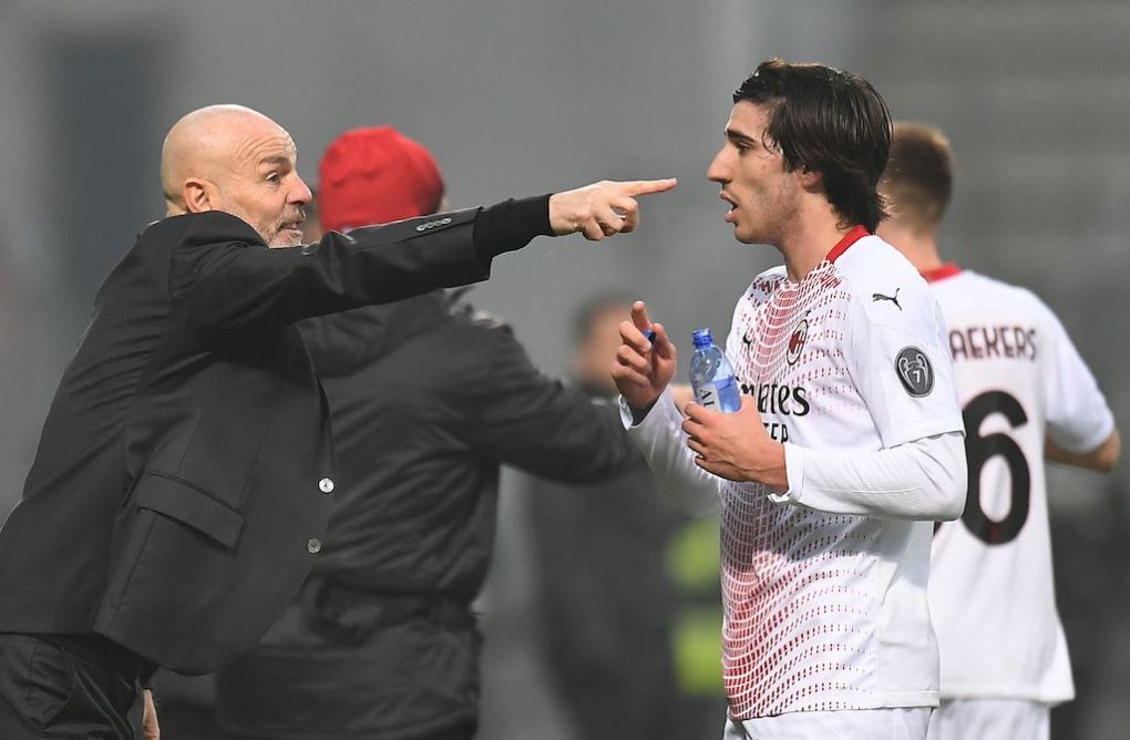 REGGIO NELL'EMILIA, ITALY - DECEMBER 20: Stefano Pioli head coach of AC Milan issues instructions to Sandro Tonali of AC Milan during the Serie A match between US Sassuolo and AC Milan at Mapei Stadium - Città del Tricolore on December 20, 2020 in Reggio nell'Emilia, Italy. (Photo by Alessandro Sabattini/Getty Images)