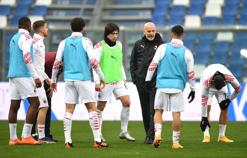 REGGIO NELL'EMILIA, ITALY - DECEMBER 20: AC Milan Manager, Stefano Pioli talks to his players prior to the Serie A match between US Sassuolo and AC Milan at Mapei Stadium - Città del Tricolore on December 20, 2020 in Reggio nell'Emilia, Italy. Sporting stadiums around Italy remain under strict restrictions due to the Coronavirus Pandemic as Government social distancing laws prohibit fans inside venues resulting in games being played behind closed doors. (Photo by Alessandro Sabattini/Getty Images)