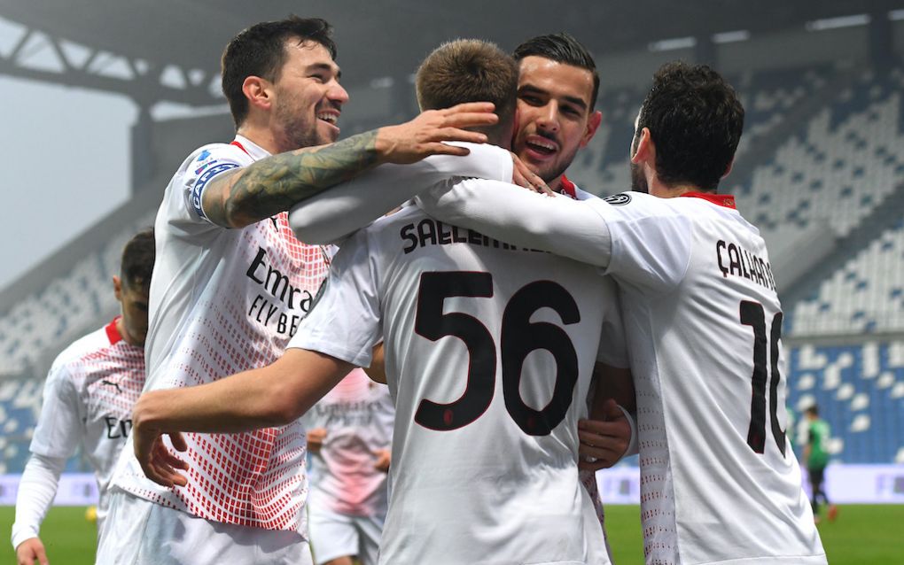 REGGIO NELL'EMILIA, ITALY - DECEMBER 20: Alexis Saelemaekers of AC Milan celebrates with(l-r) Alessio Romagnoli , Theo Hernandez and Hakan Calhanoglu after scoring their team's second goal during the Serie A match between US Sassuolo and AC Milan at Mapei Stadium - Citta del Tricolore on December 20, 2020 in Reggio nell'Emilia, Italy. Sporting stadiums around Italy remain under strict restrictions due to the Coronavirus Pandemic as Government social distancing laws prohibit fans inside venues resulting in games being played behind closed doors. (Photo by Alessandro Sabattini/Getty Images)