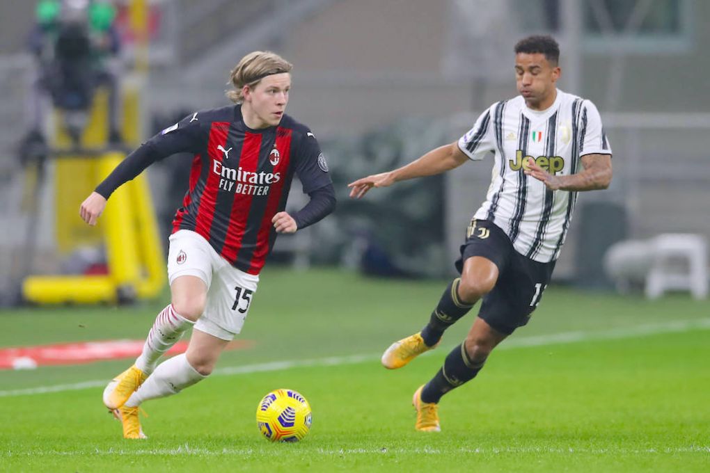 Jens Petter Hauge of AC Milan takes on Danilo of Juventus during the Serie A match at Giuseppe Meazza, Milan. Picture date: 6th January 2021. Picture credit should read: Jonathan Moscrop/Sportimage PUBLICATIONxNOTxINxUK SPI-0834-0010