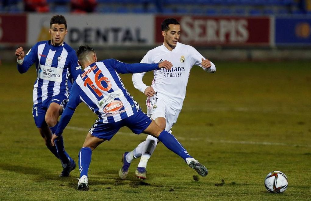 Acoyano s Jordan Sanchez C duels for the ball against Real Madrid s winger Lucas Vazquez R during the Spain s King Cup round of 32 match between Alcoyano and Real Madrid at El Collao stadium in Alcoy, Alicante, eastern Spain, 20 January 2021. Alcoyano - Real Madrid ACHTUNG: NUR REDAKTIONELLE NUTZUNG PUBLICATIONxINxGERxSUIxAUTxONLY Copyright: xManuelxLorenzox GRAF4258 20210120-637467757522880379