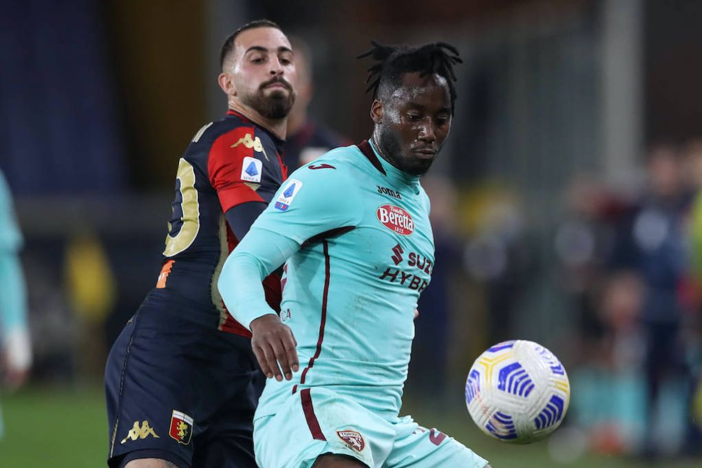 Soualiho Meite of Torino FC shields the ball from the challenge of Vittorio Parigini of Genoa CFC during the Serie A match at Luigi Ferraris, Genoa. Picture date: 4th November 2020. Picture credit should read: Jonathan Moscrop/Sportimage PUBLICATIONxNOTxINxUK SPI-0741-0036