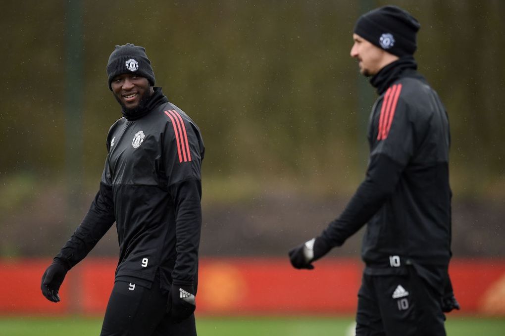 Manchester United's Belgian striker Romelu Lukaku (L) and Manchester United's Swedish striker Zlatan Ibrahimovic attend a team training session at the club's training complex near Carrington, west of Manchester in north west England on March 12, 2018, on the eve of their UEFA Champions League round of 16 second-leg football match against Sevilla. / AFP PHOTO / Oli SCARFF (Photo credit should read OLI SCARFF/AFP via Getty Images)