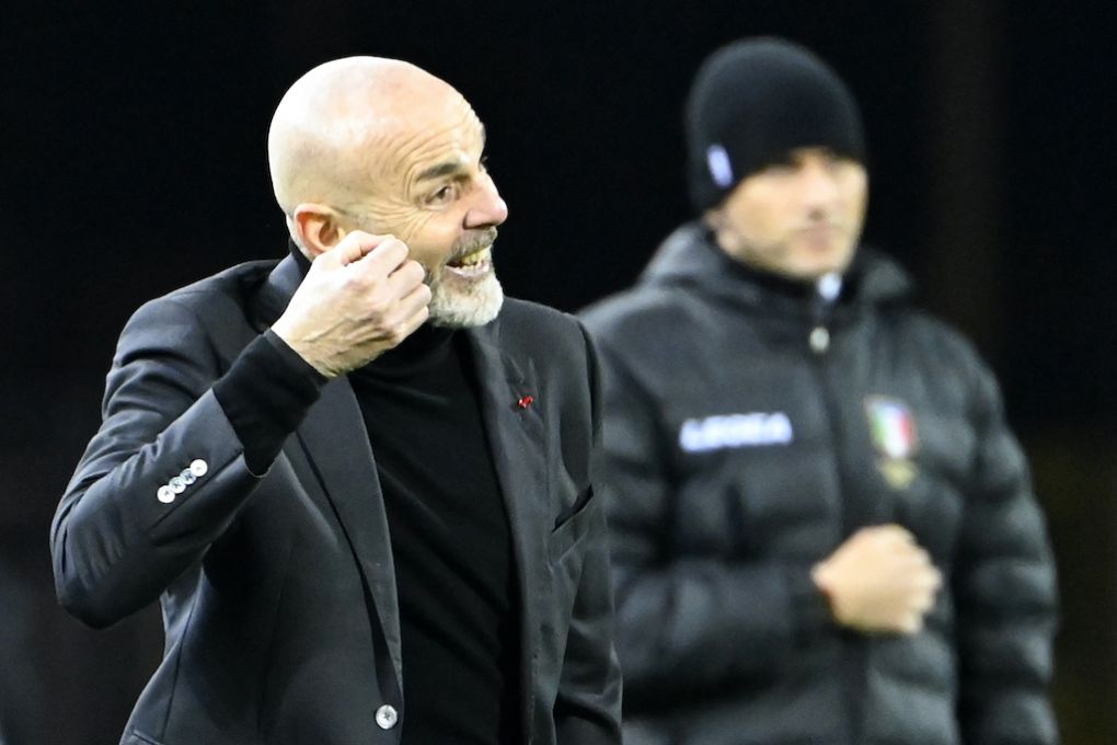 AC Milan's Italian coach Stefano Pioli gives instructions during the Italian Serie A football match Cagliari vs AC Milan on January 18, 2021 at the Sardegna Arena in Cagliari. (Photo by Alberto PIZZOLI / AFP) (Photo by ALBERTO PIZZOLI/AFP via Getty Images)
