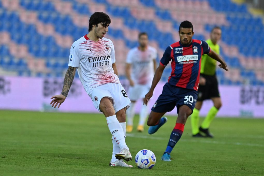 Photo Marco Alpozzi/LaPresse September 27, 2020 Crotone, Italy soccer Crotone Vs Milan - Italian Football Championship League A TIM 2020/2021 - Ezio Scida StadiumIn the pic: Sandro Tonali, Junior Messias PUBLICATIONxINxGERxSUIxAUTxONLY Copyright: xFrancescoxMazzitello/LaPressex