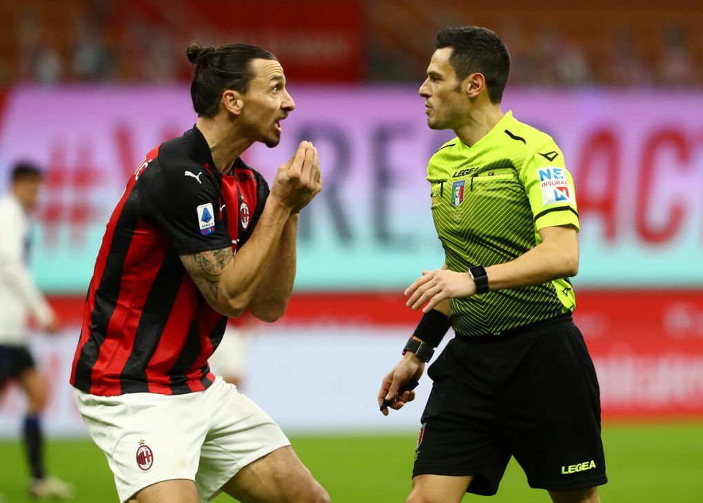 MILAN, ITALY - JANUARY 23: Zlatan Ibrahimovic of Milan pleads with Referee, Maurizio Mariani during the Serie A match between AC Milan and Atalanta BC at Stadio Giuseppe Meazza on January 23, 2021 in Milan, Italy. Sporting stadiums around Italy remain under strict restrictions due to the Coronavirus Pandemic as Government social distancing laws prohibit fans inside venues resulting in games being played behind closed doors. (Photo by Marco Luzzani/Getty Images)