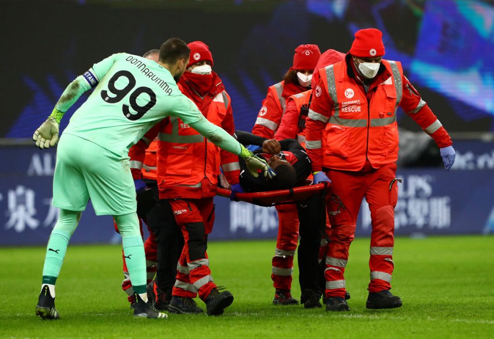MILAN, ITALY - JANUARY 23: Gianluigi Donnarumma of A.C. Milan checks on Pierre Kalulu of A.C. Milan as he is stretchered off following an injury during the Serie A match between AC Milan and Atalanta BC at Stadio Giuseppe Meazza on January 23, 2021 in Milan, Italy. Sporting stadiums around Italy remain under strict restrictions due to the Coronavirus Pandemic as Government social distancing laws prohibit fans inside venues resulting in games being played behind closed doors. (Photo by Marco Luzzani/Getty Images)