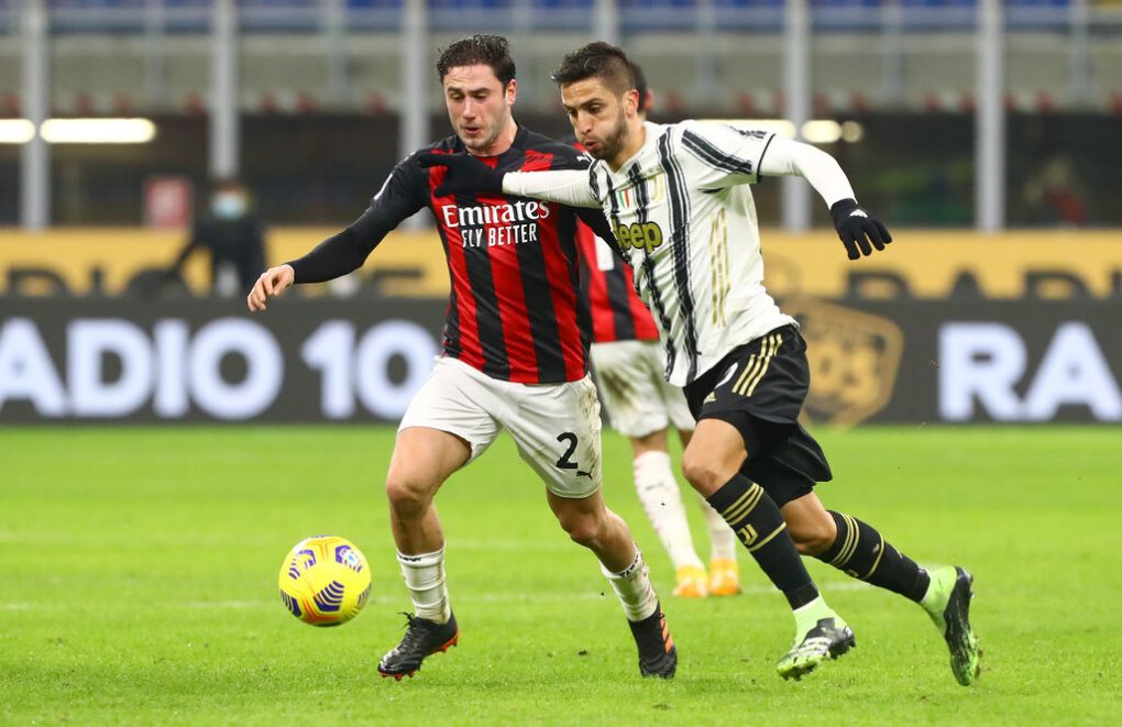 MILAN, ITALY - JANUARY 06: Davide Calabria of A.C. Milan battles for possession with Rodrigo Bentancur of Juventus F.C. during the Serie A match between AC Milan and Juventus at Stadio Giuseppe Meazza on January 06, 2021 in Milan, Italy. Sporting stadiums around Italy remain under strict restrictions due to the Coronavirus Pandemic as Government social distancing laws prohibit fans inside venues resulting in games being played behind closed doors. (Photo by Marco Luzzani/Getty Images)