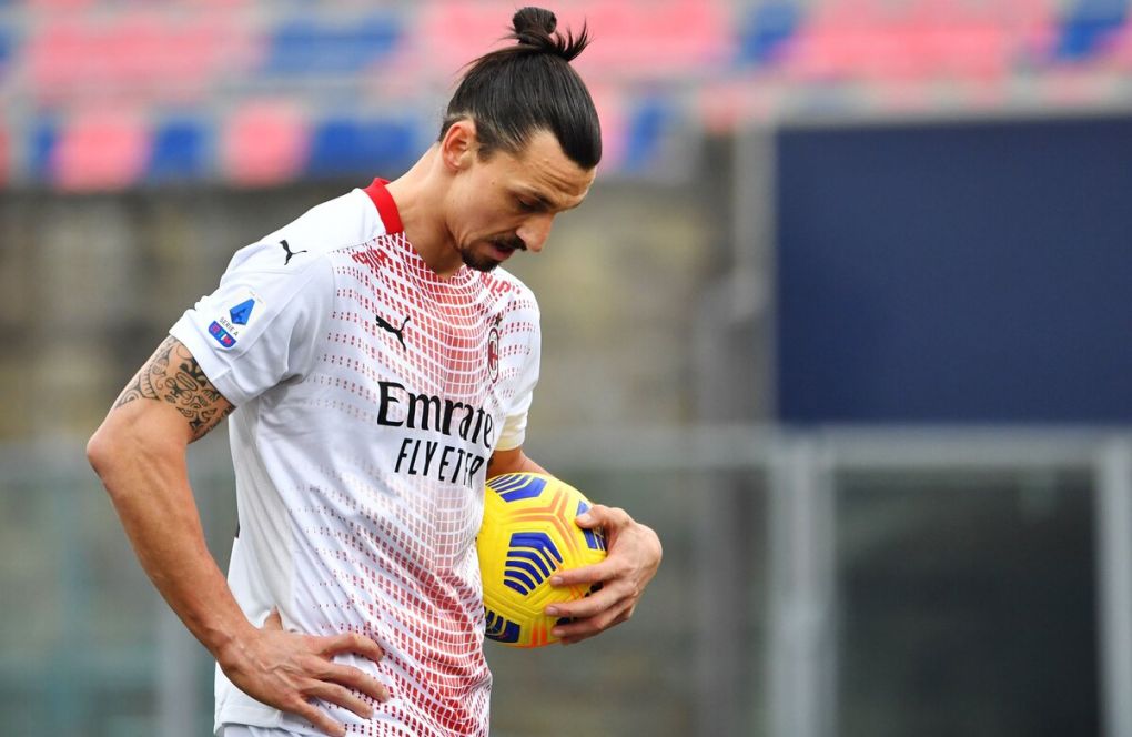 AC Milan's Swedish forward Zlatan Ibrahimovic prepare to shots a penalty kick during the Serie A football match beetween Bologna and AC Milan on January 30, 2021 at the Dall'Ara stadium in Bologna. (Photo by Alberto PIZZOLI / AFP) (Photo by ALBERTO PIZZOLI/AFP via Getty Images)