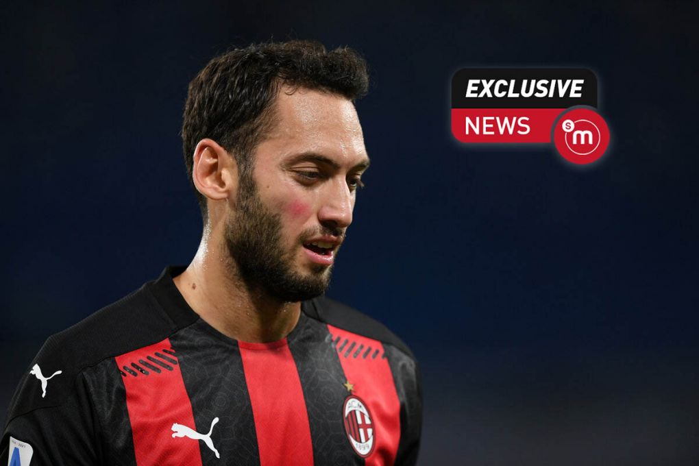 NAPLES, ITALY - NOVEMBER 22: Hakan Calhanoglu of AC Milan during the Serie A match between SSC Napoli and AC Milan at Stadio San Paolo on November 22, 2020 in Naples, Italy. (Photo by Francesco Pecoraro/Getty Images)