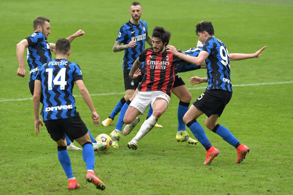 Sandro Tonali of AC Milan is challenged by Stefan de Vrij, Ivan Perisic, Marcelo Brozovic, Milan Skriniar and Alessandro Bastoni of FC Internazionale during the Serie A football match between AC Milan and FC Internazionale at San Siro Stadium in Milano Italy, February 21th, 2021. Photo Andrea Staccioli / Insidefoto andreaxstaccioli