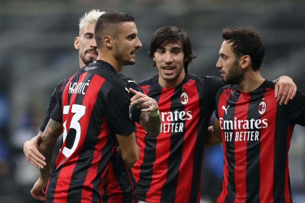 Rade Krunic of AC Milan celebrates with team mates Samuel Castillejo, Sandro Tonali and Hakan Calhanoglu following the final whistle of the Serie A match at Giuseppe Meazza, Milan. Picture date: 17th October 2020. Picture credit should read: Jonathan Moscrop/Sportimage PUBLICATIONxNOTxINxUK SPI-0698-0088