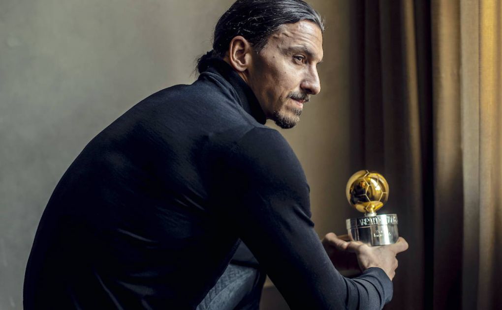 Fotoshootings der letzten Wochen SPORT Fuﬂball, Zlatan Ibrahimovic Fotoshooting mit dem Golden Ball von Schweden Zlatan Ibrahimovic won Swedish football s Golden Ball 2020 for a record-extending 12th time in an online awards ceremony held in Stockholm, Sweden, on Monday November 24, 2020. Zlatan was photgraphed in Milan with the award. Milano ITALY x2512x *** Zlatan Ibrahimovic won Swedish football s Golden Ball 2020 for a record extending 12th time in an online awards ceremony held in Stockholm, Sweden, on Monday November 24, 2020 Zlatan was photgraphed in Milan with the award Milano ITALY x2512x, PUBLICATIONxINxGERxSUIxAUTxONLY Copyright: xORRExPONTUS/Aftonbladetx ZLATAN IBRAHIMOVIC