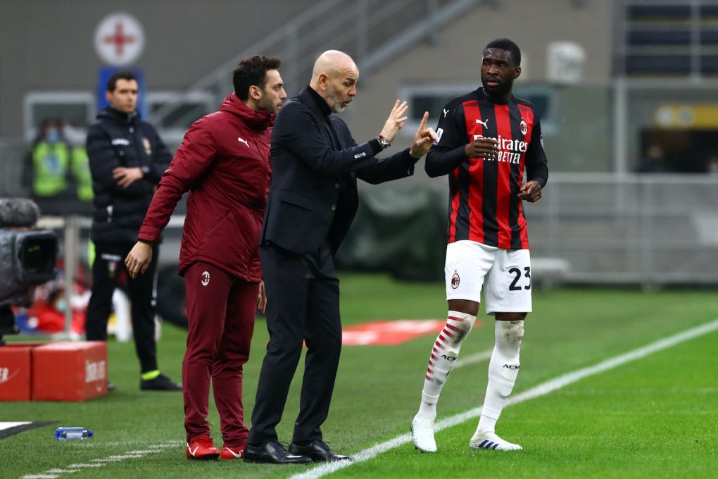 MILAN, ITALY - FEBRUARY 07: Stefano Pioli, manager of AC Milan gives instructions to Fikayo Tomori of AC Milan during the Serie A match between AC Milan and FC Crotone at Stadio Giuseppe Meazza on February 07, 2021 in Milan, Italy. Sporting stadiums around Italy remain under strict restrictions due to the Coronavirus Pandemic as Government social distancing laws prohibit fans inside venues resulting in games being played behind closed doors. (Photo by Marco Luzzani/Getty Images)