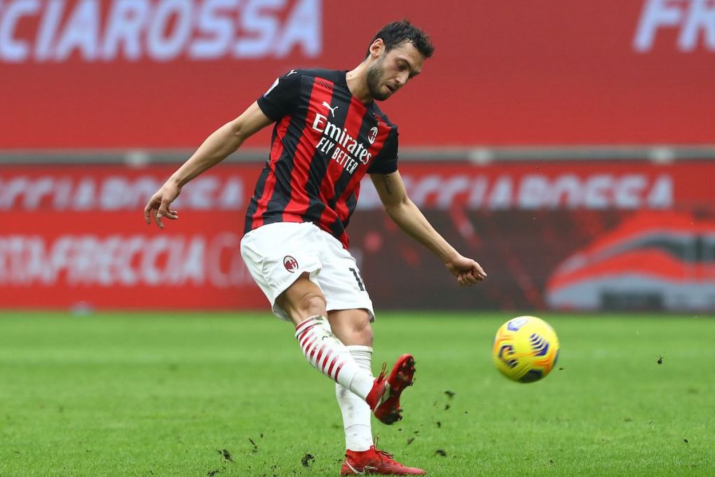 MILAN, ITALY - FEBRUARY 21: Hakan Calhanoglu of AC Milan in action during the Serie A match between AC Milan and FC Internazionale at Stadio Giuseppe Meazza on February 21, 2021 in Milan, Italy. (Photo by Marco Luzzani/Getty Images)