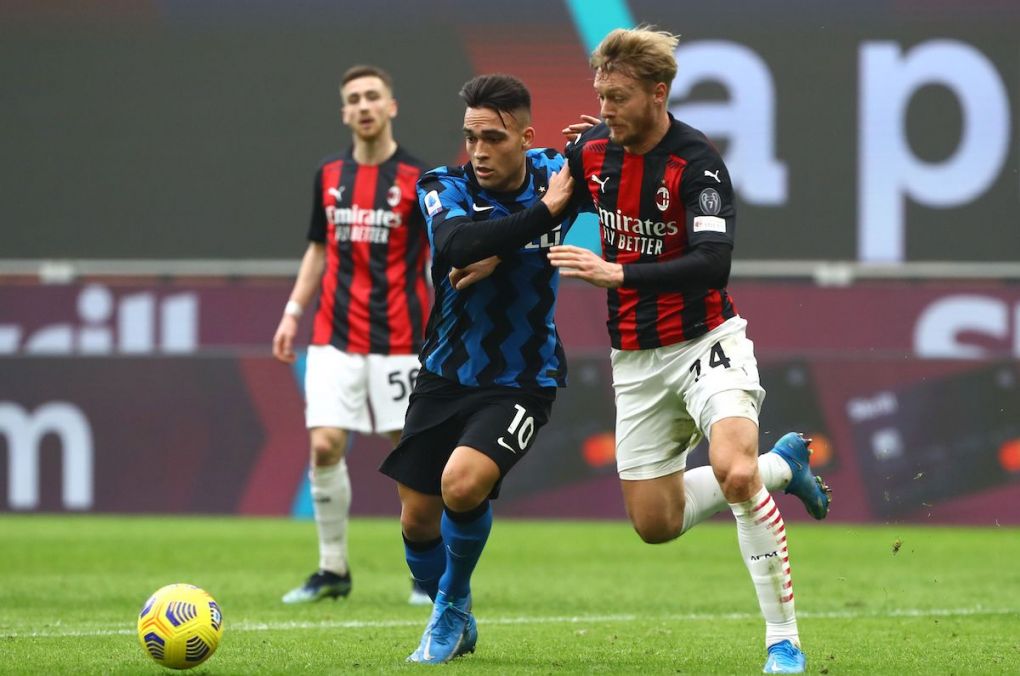 MILAN, ITALY - FEBRUARY 21: Lautaro Martinez of Internazionale competes for the ball with Simon Kjaer of AC Milan during the Serie A match between AC Milan and FC Internazionale at Stadio Giuseppe Meazza on February 21, 2021 in Milan, Italy. (Photo by Marco Luzzani/Getty Images)