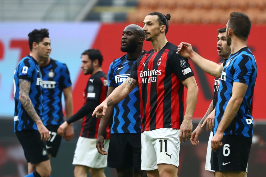 MILAN, ITALY - FEBRUARY 21: Zlatan Ibrahimovic of AC Milan looks on with Romelu Lukaku of Internazionale during the Serie A match between AC Milan and FC Internazionale at Stadio Giuseppe Meazza on February 21, 2021 in Milan, Italy. Sporting stadiums around Italy remain under strict restrictions due to the Coronavirus Pandemic as Government social distancing laws prohibit fans inside venues resulting in games being played behind closed doors. (Photo by Marco Luzzani/Getty Images)