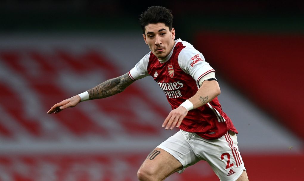 LONDON, ENGLAND - FEBRUARY 21: Hector Bellerin of Arsenal chases the ball during the Premier League match between Arsenal and Manchester City at Emirates Stadium on February 21, 2021 in London, England. Sporting stadiums around the UK remain under strict restrictions due to the Coronavirus Pandemic as Government social distancing laws prohibit fans inside venues resulting in games being played behind closed doors. (Photo by Shaun Botterill/Getty Images)