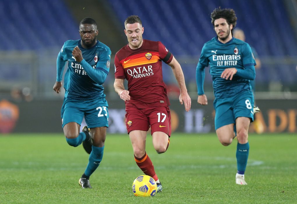 ROME, ITALY - FEBRUARY 28: Jordan Veretout of Roma runs with the ball whilst under pressure from Fikayo Tomori and Sandro Tonali of AC Milan during the Serie A match between AS Roma and AC Milan at Stadio Olimpico on February 28, 2021 in Rome, Italy. Sporting stadiums around Italy remain under strict restrictions due to the Coronavirus Pandemic as Government social distancing laws prohibit fans inside venues resulting in games being played behind closed doors. (Photo by Paolo Bruno/Getty Images)