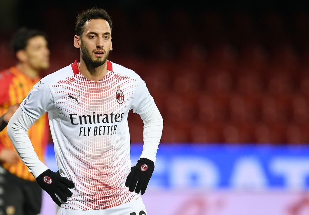 BENEVENTO, ITALY - JANUARY 03: Hakan Calhanoglu of AC Milan during the Serie A match between Benevento Calcio and AC Milan at Stadio Ciro Vigorito on January 03, 2021 in Benevento, Italy. Sporting stadiums around Italy remain under strict restrictions due to the Coronavirus Pandemic as Government social distancing laws prohibit fans inside venues resulting in games being played behind closed doors. (Photo by Francesco Pecoraro/Getty Images)