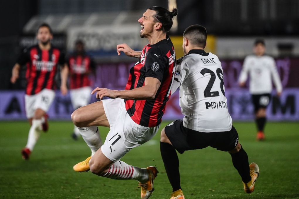 Spezia's Croatian defender Martin Erlic (R) and AaC Milan's Swedish forward Zlatan Ibrahimovic collide during the Italian Serie A football match Spezia vs AC Milan on February 13, 2021 at the Alberto-Picco stadium in La Spezia. (Photo by Marco BERTORELLO / AFP) (Photo by MARCO BERTORELLO/AFP via Getty Images)
