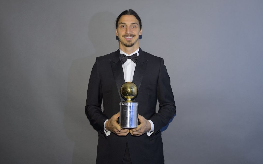 Swedish striker Zlatan Ibrahimovic poses with the Golden Ball soccer trophy he was given during the annual soccer gala in Stockholm on November 9, 2015. AFP PHOTO / TT NEWS AGENCY / HENRIK MONTGOMERY +++ SWEDEN OUT +++ (Photo credit should read HENRIK MONTGOMERY/AFP via Getty Images)